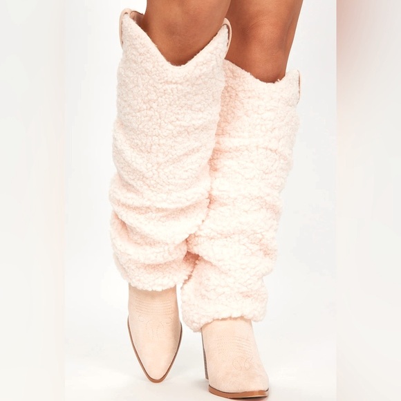 NWB! Mata Sherpa-Style Boots - New in Box Size 7 - Picture 2 of 3